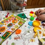 先日、モニター当選した米ねんど！！ これが娘と旦那さんの食い付きが凄い！！ 最近おままごとが大好きの娘は寝る前に届いて「やだやだ寝たくない」と泣き始めた😱色を混ぜちゃうのでねんどだけ単体で売っ&hellip;のInstagram画像