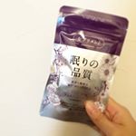 ＼テアニンナイト　眠りの品質／﻿美容&times;睡眠に特化したサプリ💊💚﻿寝る前に3粒のむだけ！﻿今流行りの飲む美容液みたいな感じです👏﻿ちょっと独特な匂いがするけど、﻿水と一緒に飲みこむか&hellip;のInstagram画像