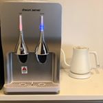 ...先月我が家にウォーターサーバーがやってきました✨..キッチンの棚の下に置けるコンパクトなサイズで、お水は自分で２Lのペットボトルを上に差し込むだけというとても簡単なウォー&hellip;のInstagram画像