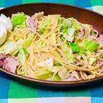 本日の1人飯メニュー買い物行くのが面倒で冷蔵庫にあった細切れとキャベツの余り物でパスタ😂☆和風パスタ☆ゆで卵2 枚目3枚目は最近使ってるオールインワンジェル。これ１つで10機能&rarr;&rarr;&hellip;のInstagram画像