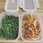 リスのフードコンテナを使って作り置き⭐️ チャプチェとほうれん草のごまあえ。４点ロック式の方は密封できるので汁漏れしやすい食材を入れるのに丁度良い👌エアーべんつきの方はフタをしたままレ&hellip;のInstagram画像