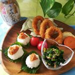 昨日のお出かけで足腰と喉が痛い😫ぐったりな休日ランチは、ワンプレートで。なめ茸のほうれん草和えと、ミニおにぎりにも乗せて。それとイカフライ。なめ茸は、テーブルランド「うす塩なめ茸」うす&hellip;のInstagram画像