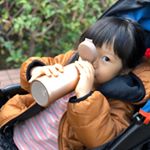 寒いと思っても子供は元気！外で遊んでるとすぐ汗かいて、水分補給を忘れずに。飲み口がしっかり大きめで子供にも優しい設計。そして、自分で開けたがるのに便利なワンプッシュボタン。最近の水筒す&hellip;のInstagram画像