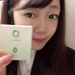 乾燥肌や敏感肌の方に特におすすめしたい無添加の『岡田美容クリーム』です♡.植物由来100%で安心安全です。1度付けると少量でもす〜っと伸びていき保湿力も抜群です😳.目元や口元の乾燥する&hellip;のInstagram画像