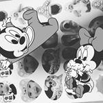 姪っ子ちゃんをモデルにシール作ってみました✨簡単だし何より届くのが早くてびっくり🙄注文後2日くらいで届きました🙄.スタンプも豊富で、令和元年生まれの姪っ子ちゃんに令和発表のを持たせましたw&hellip;のInstagram画像