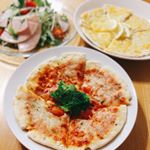 オーブントースターで焼くだけのピザ。あまりの簡単さと美味しさにびっくり。チーズの香りも良く、トマトの風味もしっかりあっておいしかった〜😊 最近は簡単で美味しいものに出会うとついつい 「一人暮らしし&hellip;のInstagram画像