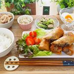 12/3(金)...☁︎春巻き☁︎白ごはん☁︎里芋といかの煮物☁︎具沢山白和え☁︎小松菜とツナのごま油炒め☁︎半熟味玉子...祖母が遊びに来てくれて&hellip;のInstagram画像