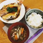#マルトモ株式会社 の#煮魚の素 を使って夕飯を作りました🐟✨(あっ、ご飯と豚汁逆じゃん🙄w).1~2人前/3回分.面倒な煮魚がレンジでたった3分30秒で出来てしまいます✨1袋&hellip;のInstagram画像