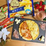 【濃厚チーズ&times;トマトとモッツァレラチーズピッツア🍕】.お休みの日の夜は、彼とお酒を呑みながら「マルハニチロ」さんの薄焼きピッツアを食べました〜🍕💕.生地には切れ目も入っていて切る必要も&hellip;のInstagram画像
