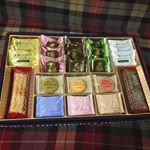 我が家のサンタは、毎晩アドベントカレンダーの封筒にチョコを入れにきて、翌朝子どもたちがそれを発見します🎅﻿﻿ただ最近、よく入れるのを忘れてて、娘がトイレに行ったすきに慌てて入れると&hellip;﻿﻿&hellip;のInstagram画像