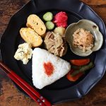 12月10日（火）朝ごはん今日の朝は久しぶりにご飯🍙美味しい新米を頂いたのでおにぎりを作ってワンプレート。こちらのお米、木村式自然栽培米と言って「有機肥料」を一切使用していないお米&hellip;のInstagram画像