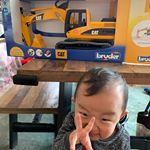 ショベルカー当選しました🥺💕子供たちショベルカーとか働く車大好きだからママも嬉しい&hearts;️ #ブルーダー #bruder #はたらくくるま #おもちゃ #玩具 #こども #CAT #monipla&hellip;のInstagram画像