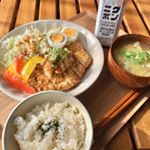 **仕事が今日は早めに終わったので帰ってガッツリご飯🍚🍴*またまた食いしん坊が炸裂🐷トンカツがどうしても食べたくて&hellip;。*とはいえ、歳をとって油であげたものが若干きつくなって&hellip;のInstagram画像