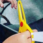 3歳1ヶ月の息子にはさみの練習です。以前に切れない危なくない幼児はさみを持たせたのですが、本当に切れなくて、切れなさすぎて、飽きてしまい、しばらくはさみの練習はしていませんでした😭今回かみ&hellip;のInstagram画像