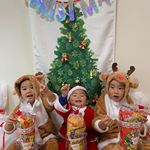 幼稚園のクリスマス会で，大きなブーツのお菓子をもらってきたお兄ちゃんたち❤️お菓子の持ち帰りがあることはわかっていたから，三男の分もこっそり買っておいたよ❤️お菓子があるととっても嬉しそう🥰&hellip;のInstagram画像