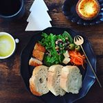 12月14日（土）朝ごはん今日の朝はサラダ多めのワンプレート。昨日の残りのチキンとKALDIで買っ来たもち麦と雑穀＆お豆をサラダに。&larr;これがすごく美味しかった♡パンは軽く焼いてオリーブオイ&hellip;のInstagram画像