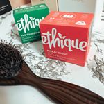 よくインスタで見る、エティークの固形シャンプーとコンディショナー🚿シャンプーは350mlが3本分、コンディショナーは5本分で持ちもいい！想像以上に泡立ってびっくり😂サラサラになるよ〜.&hellip;のInstagram画像