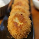 今日の晩ごはん#サトイモと鮭のコロッケ今日は楽しみにしていた某企業さんのワークショップでした。乗り換えようと電車の椅子から立った瞬間、いきなり肩掛けバックの紐が取れたっ。縫&hellip;のInstagram画像