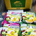 「なべやき屋キンレイ様」から「九条ねぎとお揚げの京風うどん」と「黄金だしがしみる鍋焼きうどん」お試しさせていただきました😋**小学生まで大阪に住んでいたので、出汁の効いた関西うどんを思い出して懐&hellip;のInstagram画像