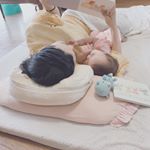 とっっっても気持ち良い読書枕横向き寝サポート ブックピロー「ホント」のモニターをさせていただきました♪♪ 読み聞かせするのは好きだけど体がしんどい、耳が痛い、首が痛い、 夫はメガネが頭&hellip;のInstagram画像