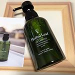 オーガニックシャンプーのハーバルリーフのご紹介です❤️❤️..15の無添加を実現🙋🏻&zwj;♀️すべての人に優しいシャンプー .˓˓ ⍥⃝⃝ ˒˒髪の毛やお肌の同じ弱酸性˓˓ ⍥&hellip;のInstagram画像