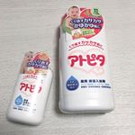1カ月の検診も終わったので、沐浴から卒業！毎日アトピタの入浴剤を入れて一緒に湯船に浸かってます🤤🌸 きれいなグリーンのお湯になります。大人も乾燥対策できるし、我が子も足の乾燥肌が改善さ&hellip;のInstagram画像