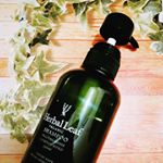 ✰オーガニックシャンプー ハーバルリーフ敏感肌にはやっぱりオーガニックが安心して使える！それに、髪にハリやコシを与え、おさまりの良いツヤ髪をよみがえらせる「エルゴチオネイン」を贅沢に配合&hellip;のInstagram画像