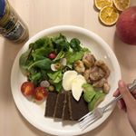 私がご機嫌になる大好きが詰まったおうちランチ🍴﻿﻿チーズ アボカド トマト オリーブを好きなだけ食べられたら幸せ🤤﻿﻿好きなものたちにオリーブオイルをかけると更に美味しくなります❤️❤&hellip;のInstagram画像