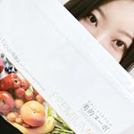 食生活荒れまくりなのでサプリメントを鞄に忍ばせてお守り感覚で持ち歩いています。.美的ヌーボプレミアムは合成ビタミンを一切使用せず、すべて自然界の食品から抽出されたエキスでできている天然サプリメ&hellip;のInstagram画像