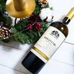 おうちでクリスマス🎄.ちょうどいいタイミングで、ジョージアの珍しい白ワインが届いた🍾.キシ・クヴェヴリというワインで、ワイン発祥の地「ジョージア」で、８千年前から続きユネスコ無形文&hellip;のInstagram画像