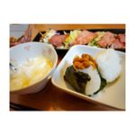 今日も早い朝です！朝食は、塩むすびに、ローストビーフサラダと、キムチ納豆、蜂蜜ヨーグルト☆出来れば朝からしっかり食べたいです！塩むすびは、海の精あらしおで作りました♪！手作りの奄美大島で作られ&hellip;のInstagram画像