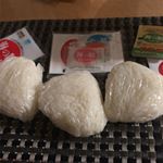 海の精のお塩で、おにぎり🍙ミネラルたっぷり♡ペロリとおにぎり三個完食！お塩が、違うとこんなに味がかわるんだ！と実感！#海の精 #おにぎり #塩むすび #海の精あらしお #海の精ショ&hellip;のInstagram画像