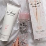 お風呂あがりにマッサージをしています✨﻿美脚に特化したこちらのマッサージジェル🌸﻿﻿数量限定桜の香りです💓﻿引きしめ うるおい 白肌 ツヤ肌成分をたっぷり配合💡﻿塗ってみると伸びが&hellip;のInstagram画像