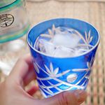 🥤お気に入りのナチュラルミネラルウォーター♫《岩深水・IWASHIMIZU》・お気に入りのグラスでいつも飲んでるよ〜☺️水割りにしたら美味しい〜🥃・ボトルもシンプル&hellip;のInstagram画像