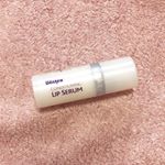 ．頂いたリップ美容液💄．指にちょこっと出してぬりぬり。少量ですごく伸びます😊✨．そしてとっても甘いにおい！色がつく訳ではなく、保湿できる美容液なので寝る前に使ってます( &acute;&hellip;のInstagram画像