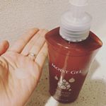 親子で使えるワセリンジェル「ハイスキンモイストジェル」。 ポンプ式で、ジェル自体ももっちりしてるのにベタつかないので、お風呂上がりの3歳の娘にも嫌がられずにさらっと塗れて、しっかり保湿できます。&hellip;のInstagram画像