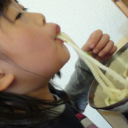 「あはは(⋈◍＞◡＜◍)。✧♡」【こどもの笑顔あふれるおいしい食卓風景】写真コンテスト！「年末年始を感じる食卓に、子どもの笑顔を咲かせよう♪」の投稿画像