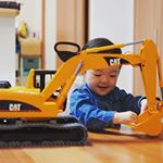 ショベルカーのプレゼントが届きましたー😄電車、車が好きな息子は大興奮。笑ドイツ製のブルーダー社の働く車の知育玩具CATショベル！！ ジョブインターナショナル様で取り扱うブルーダー社のはたら&hellip;のInstagram画像