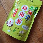 北海道産の自然素材使用『オール北海道産昆布茶』頂きました。秋のこんぶ茶だったのに季節がすっかり冬に&hellip;。昆布茶、そのまま飲んでも美味しいんですけど（お湯注いで混ぜるだけって言う手間がかからな&hellip;のInstagram画像