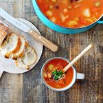 ..具沢山ミネストローネ。お気に入りのパン屋さんの美味しいバゲットと一緒に。.色々野菜、ミックスビーンズ、ウインナーを野菜ブイヨンで煮込みました。仕上げにパルメザンチーズ、パセ&hellip;のInstagram画像