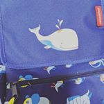 可愛い〜&hearts;素敵なバックパックが届きました！！狙っていたブルーのクジラ★ピンクやオレンジがきたらどうしようかなと思っていましたが、男の子なのでブルーが届きました。ピンクもモデルの男の子が着ていて可愛いな&hellip;のInstagram画像