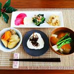 朝ごはん&hearts;朝起きるとビックリ。道路に雪がうっすらと、積もる寒い朝です。モリモリ朝ごはんで、一日のスタート。#おにぎり #お味噌汁#肉じゃが#きんぴられんこん &hellip;のInstagram画像
