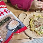 マルモトの鰹節をトッピングしてお好み焼きを作ったよー❤️❤️..今月で１歳になる僕も大喜びで食べてた🤪！！！..普段使う鰹節と違って薄さが約25ミクロンなので踊&hellip;のInstagram画像