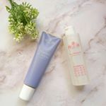 ・頭皮のための贅沢泥パックマリシルクリーム&アクティシャンプーL（マリエルセット）.毎日キレイにシャンプーしていても年齢を重ねた頭皮はホルモンバランスの乱れで皮脂が過剰に分泌しベタついたり&hellip;のInstagram画像