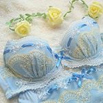 ・トリンプとニッセンの共同企画でつくられた.リボン通しブラ・ショーツセット.ブルーのリボンと繊細なレースのデザインが華やかながらも可愛い❤.ブラは3/4カップで取り外しが可&hellip;のInstagram画像