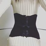 OneShape　ソフトコルセットを着用🙆&zwj;♀️.きっと一定層に需要があるはずはので装着方法を動画で撮ってみました。.どのコルセットも多分共通して、金具が前で締め上げリボンが後ろになる&hellip;のInstagram画像