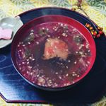 海草がいっぱい入った丸ごと梅のお吸い物食べてみました。梅の味がしっかりして美味しい。めかぶのとろみと昆布の歯応えもあり。五種の海草入り。味付けもくどくなくからだにやさしい感じです。&hellip;のInstagram画像