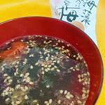 連日食べまくりな生活を送り、胃が疲れ気味&hellip;。いただいたお吸い物で体を休めることにしました。梅干し専門店とのことで小さくちぎった梅のカケラではなくまるごと梅干しが入っています。タネは抜いてあり安心&hellip;のInstagram画像