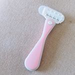 かみそり負けしやすい私でも使える、ニッケンかみそり株式会社のボディ用かみそりの敏感肌用💕何気に気に入っているポイントが、キャップが取り外ししやすいところ🙆&zwj;♀️✨持つ部分があるのはありがたい❤︎&hellip;のInstagram画像