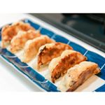 【半成功的煎餃】⠀第一次煎煎餃，用日本的高麗菜雞肉冷凍水餃，煎出來的成品只能算半成功（？）⠀我照著包裝背面的步驟：先倒油、擺冷凍水餃、倒 100 ml 水、蓋鍋蓋用中火煎，直到鍋裡水沒&hellip;のInstagram画像